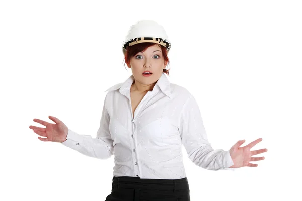 Zakenvrouw in witte helm wordt geschokt. — Stockfoto