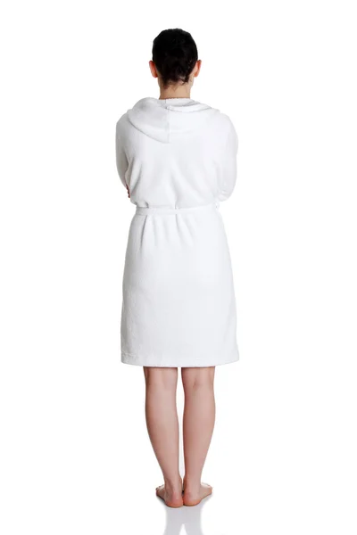 Красивая белая женщина в халате, стоящая перед камерой — стоковое фото