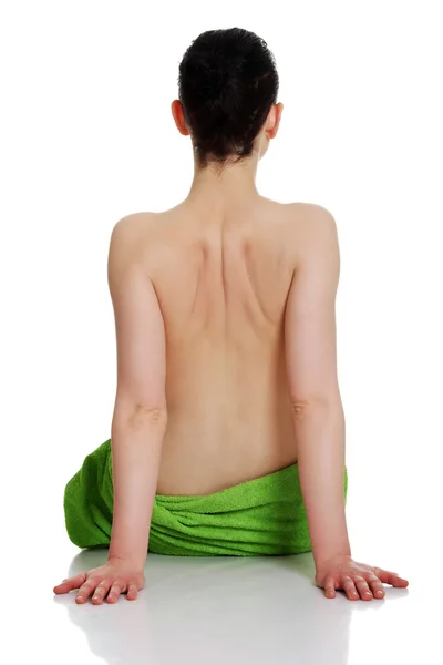Joven hermosa mujer morena desnuda con toalla — Foto de Stock