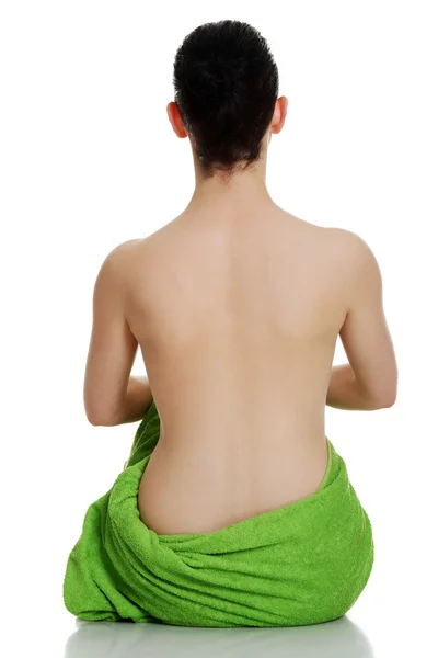 Όμορφο γυμνό μελαχρινή νεαρή γυναίκα με πετσέτα — Φωτογραφία Αρχείου