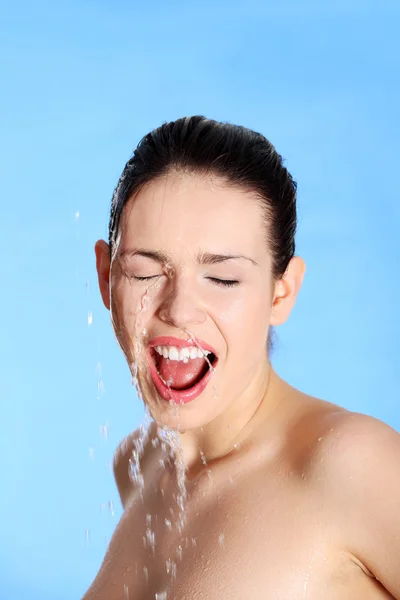 El agua cayendo sobre la cara de la mujer feliz — Foto de Stock