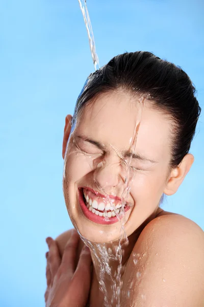 Wasser fällt auf das Gesicht einer glücklichen Frau — Stockfoto