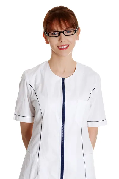 Młoda kobieta w mundurze pracownika opieki zdrowotnej — Zdjęcie stockowe
