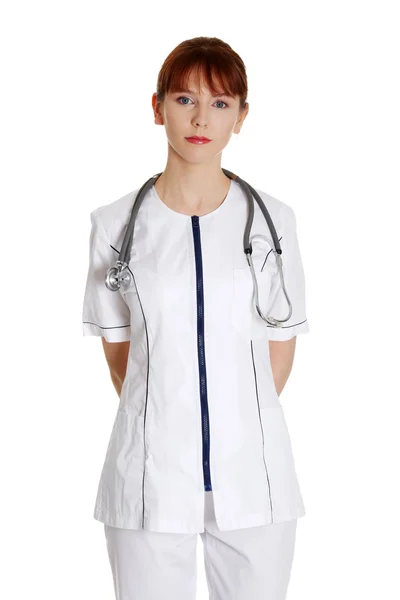 Ernstige verpleegkundige of jonge vrouwelijke arts — Stockfoto