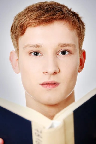 El joven está leyendo un libro. — Foto de Stock