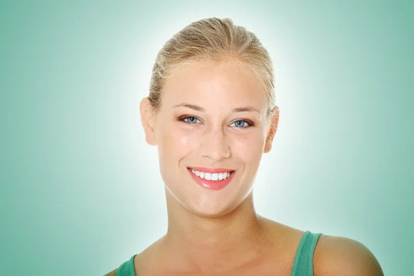 Szczęśliwa młoda blond kobieta — Zdjęcie stockowe