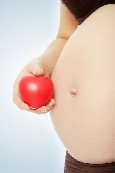 Pregnant female with heart — Stock Photo, Image