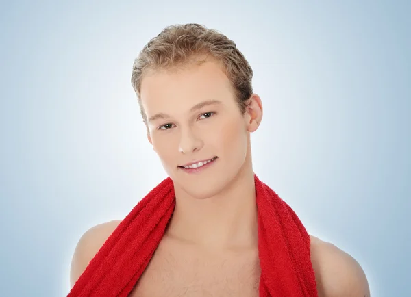 Hombre guapo, joven y desnudo con toalla roja — Foto de Stock