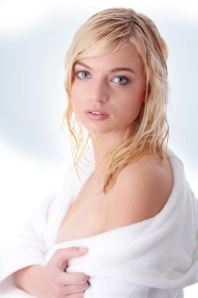 Ung kvinna klädd i vit badrock — Stockfoto
