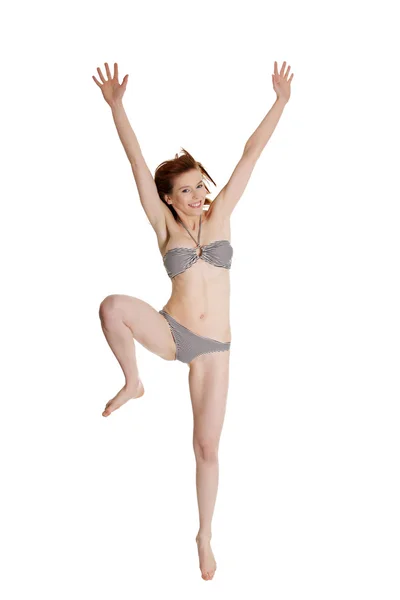Счастливая летняя женщина в бикини прыгает — стоковое фото