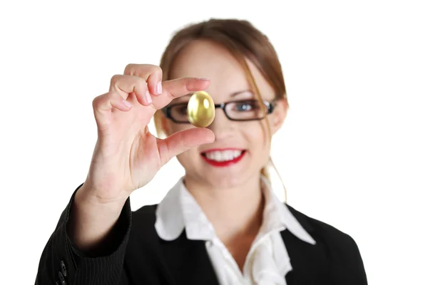 Бізнес-леді тримає золоте яйце — стокове фото