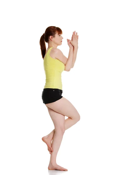 Giovane donna che fa yoga — Foto Stock