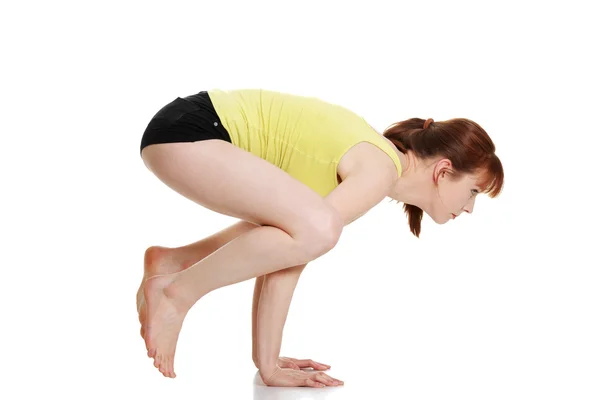 Giovane donna che fa yoga — Foto Stock