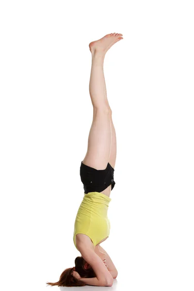 Fiatal nő jógázik — Stock Fotó
