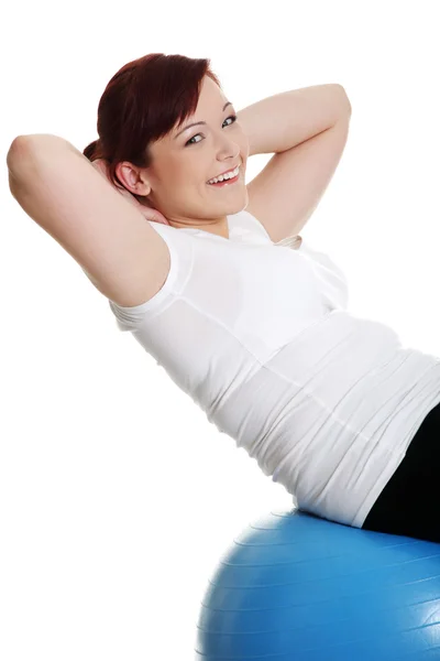 Mulher jovem durante o tempo de fitness — Fotografia de Stock