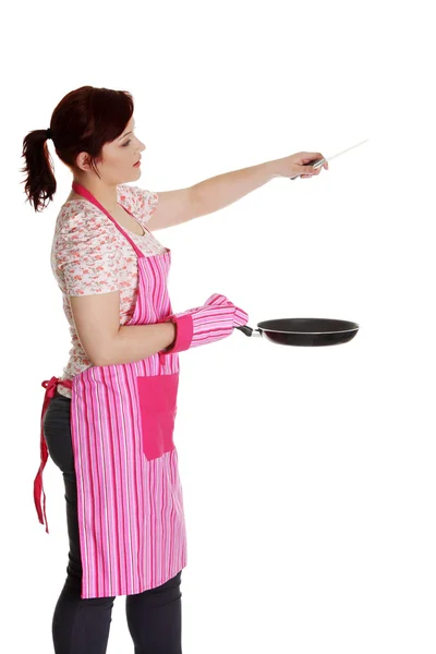 Ευτυχισμένη γυναίκα με ροζ ποδιά κουζίνας. — Φωτογραφία Αρχείου