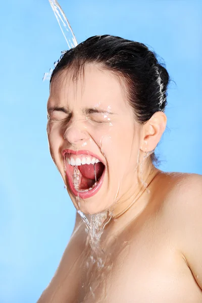 Νερό πέφτει στο πρόσωπο της ευτυχισμένης γυναίκας — Φωτογραφία Αρχείου