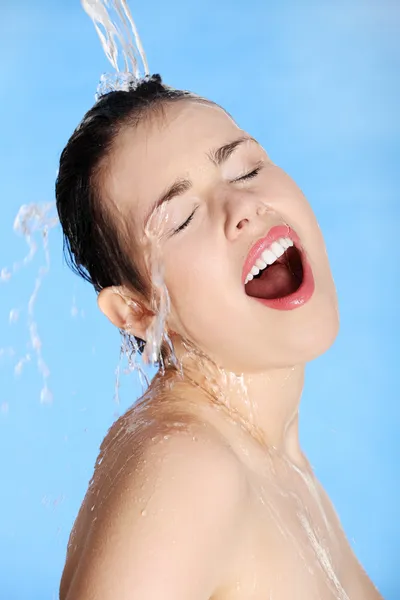 Νερό πέφτει στο πρόσωπο της ευτυχισμένης γυναίκας — Φωτογραφία Αρχείου