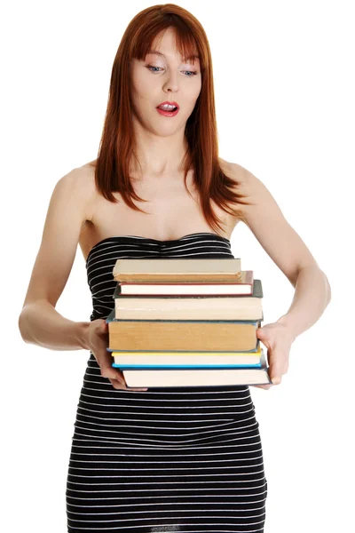 Σοκαρισμένος φοιτητής κορίτσι κρατώντας τα βιβλία — Φωτογραφία Αρχείου