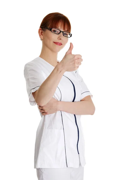 Молодая женщина врач жесты хорошо — стоковое фото