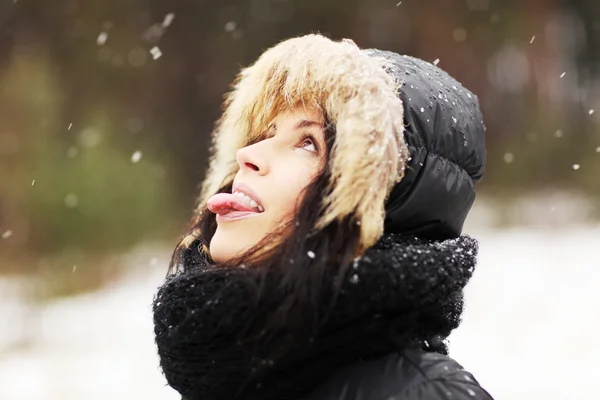 Žena jíst sněhové vločky — Stock fotografie