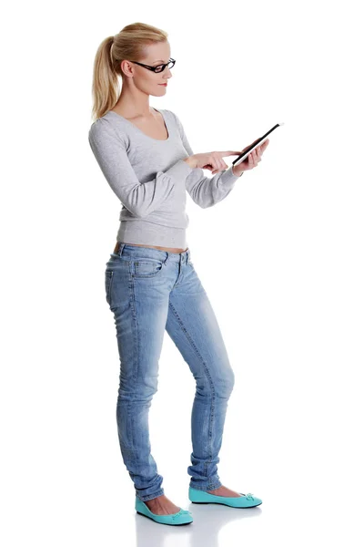 Frau benutzt Tablet-Computer — Stockfoto