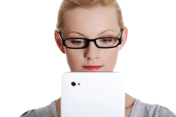 Žena používající tablet počítač — Stock fotografie