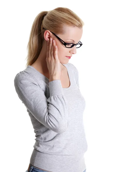 Mujer joven sintiendo un dolor en el oído — Foto de Stock