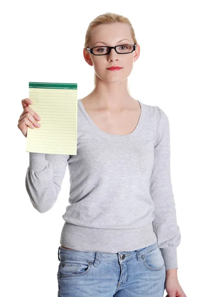 Mladá žena ukazující notepad. — Stock fotografie