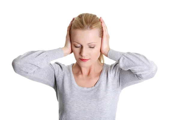 Jovem mulher sentindo uma dor no ouvido — Fotografia de Stock