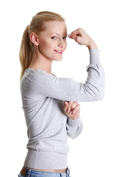 Bonito jovem sorrindo mulher mostrando seu bíceps — Fotografia de Stock