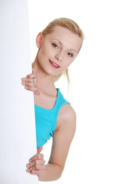 Schöne junge Frau hält leeres Whiteboard-Schild — Stockfoto