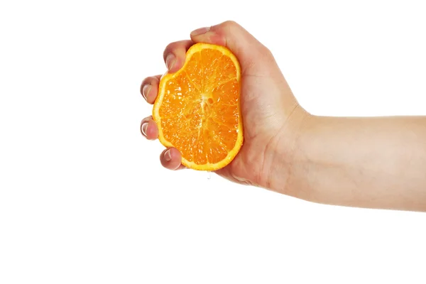 用手捏碎新鲜橙子 — 图库照片