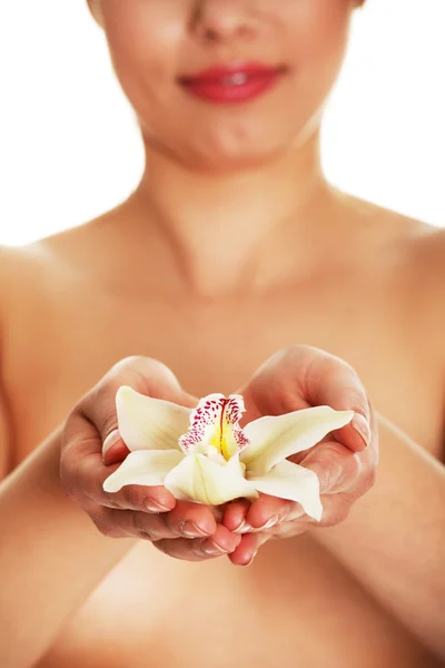 Mulher sensual com flor de orquídea — Fotografia de Stock