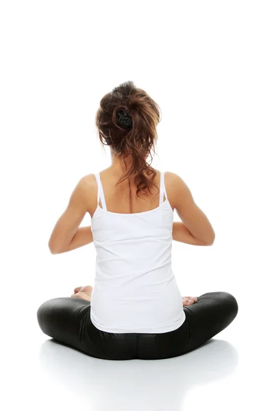 Mulher fazendo pose de ioga — Fotografia de Stock