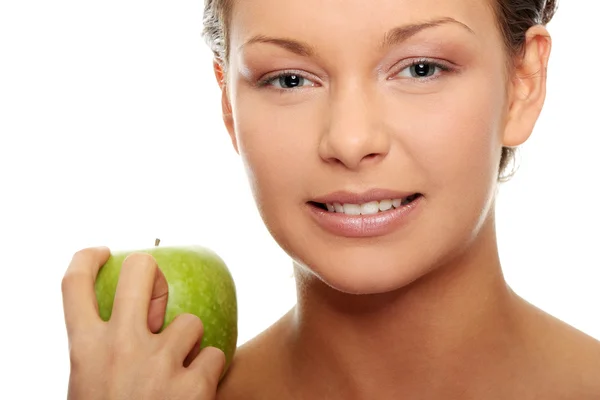 Schöne Frau mit grünem Apfel — Stockfoto