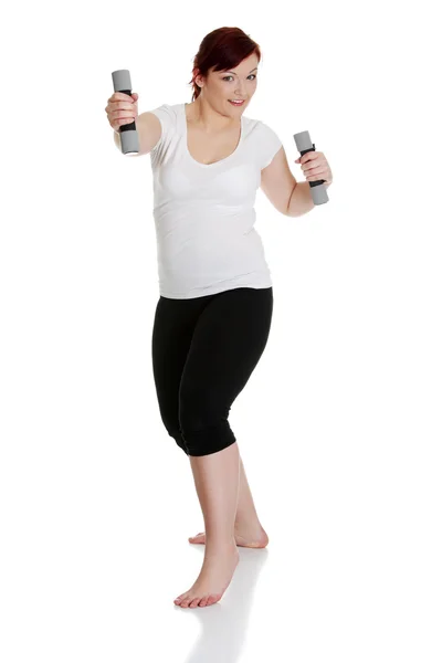 Giovane donna durante il tempo di fitness e l'esercizio con manubri — Foto Stock