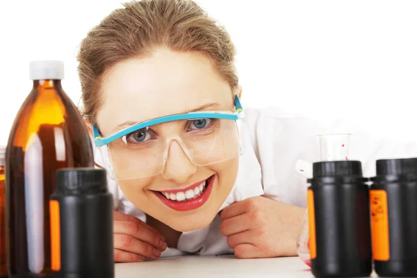 Portrét smějící se chemik pracující — Stock fotografie