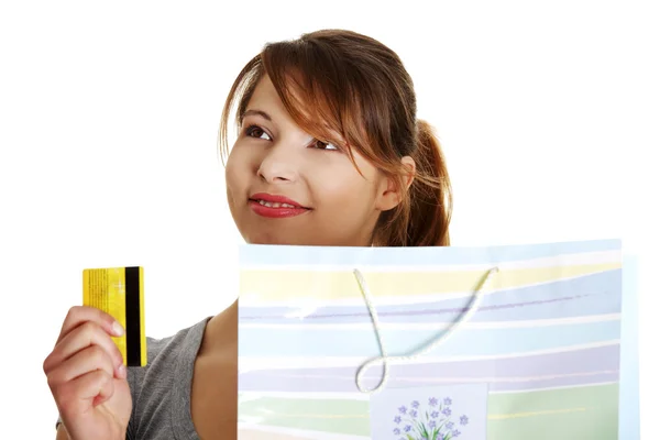 Femme avec sac à provisions tenant la carte de crédit — Photo