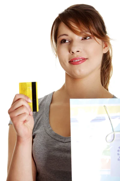 Kvinna med shopping väska håller kreditkort — Stockfoto