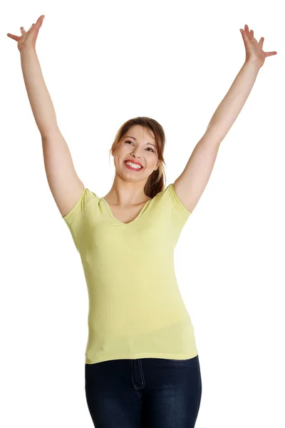 Młoda szczęśliwa kobieta z rękami w górze — Zdjęcie stockowe