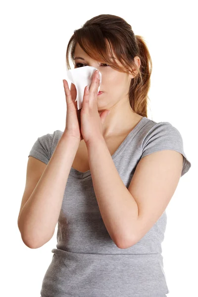 Niesende Frau mit Schnupfen oder Allergie — Stockfoto