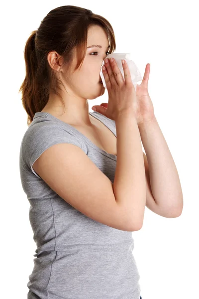 Чихающая женщина с простудой или аллергией — стоковое фото