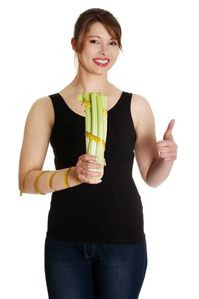 Mladá žena s celerem — Stock fotografie