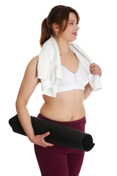 Mujer con sobrepeso con toalla y esterilla de yoga — Foto de Stock