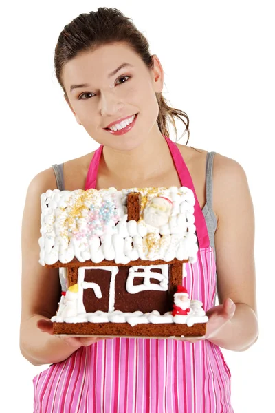 Ung kvinna med pepparkakor hus modell — Stockfoto