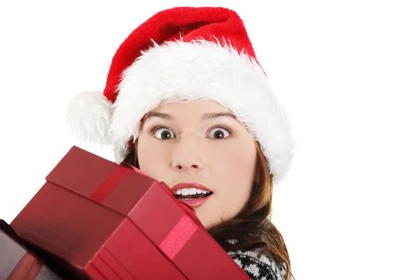 Femme dans le chapeau de Père Noël tenant des boîtes de Noël , — Photo