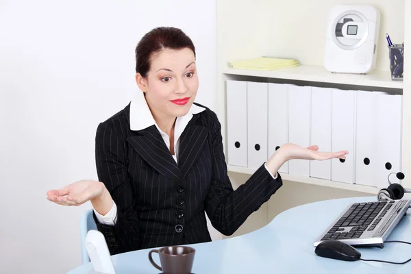 El gesto de mujer de negocios no sabe qué hacer. . —  Fotos de Stock