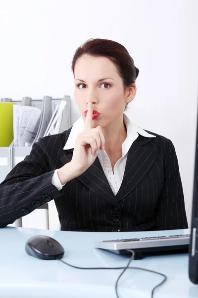 Mujer de negocios mostrando señal de silencio —  Fotos de Stock