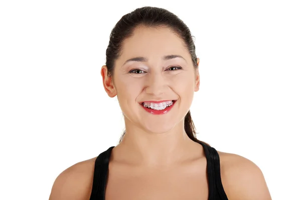 Счастливая молодая женщина с стоматологическим аппаратом — стоковое фото